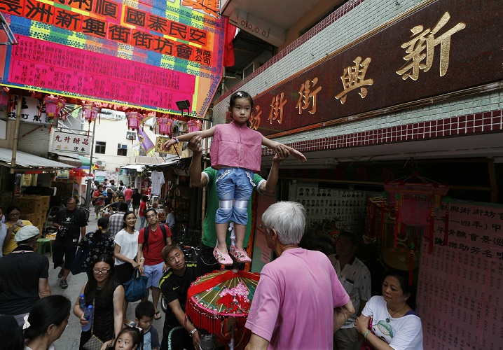 ويتخلل الاحتفال طقوس أخرى تشمل تطهيرا للأطفال بطرق تقليدية من الأرواح وحمايتهم من المجاعة