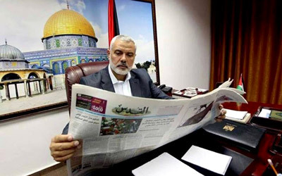 هنية يطالع صحيفة «القدس» بعد السماح بتوزيعها في غزة  الإمارات اليوم