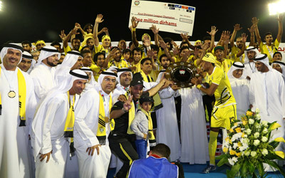 أبطال اتحاد كلباء متوّجون بلقب دوري الدرجة الأولى (الهواة) وسط أجواء احتفالية عارمة. الإمارات اليوم