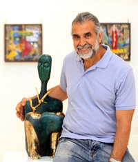 يجمع الزعبي في معرضه «أنشودة الطين» مجموعة من الأعمال المتباينة بين اللوحات والمنحوتات والصحون المصنوعة من الزجاج والطين، إلى جانب المنحوتات البرونزية.