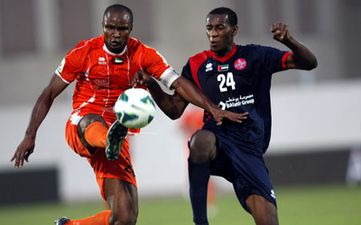 العاجي بوريس كابي يحمل شارة الكابتن في فريق عجمان.  تصوير: أسامة أبوغانم