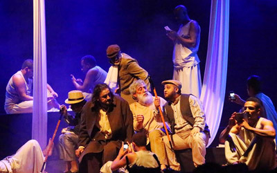 «المهرجان» يعد ظاهرة مسرحية خليجية بامتياز، إذ يجمع العناصر المسرحية من خبرات ونجوم بمواهب واعدة. أرشيفية