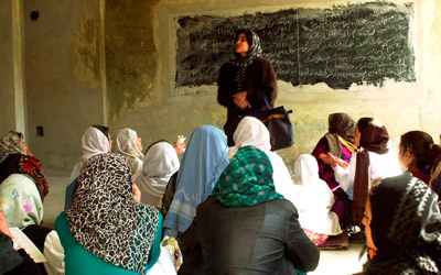 المرأة الأفغانية عادت إلى مهنة التدريس بعد انكفاء حركة طالبان. أرشيفية