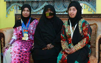 زعفرانة تتوسط حمدة (يسار) ومريم. تصوير: نجيب محمد