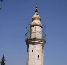 مسجد عمر بن الخطاب، يدحض بمئذنته الشاهقة الادعاءات الإسرائيلية المزعومة حول وجودهم في القرية.  الإمارات اليوم