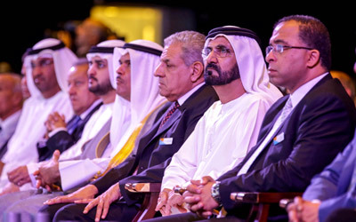 محمد بن راشد ومكتوم بن محمد وإبراهيم محلب خلال جلسة الافتتاح. وام