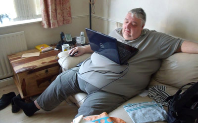 أوتس على هيئته الأولى ويبدو غير قادر على الحركة. من المصدر