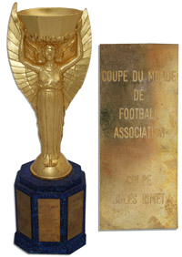 أول كأس عالمية حملها منتخب أوروغواي في 1930.