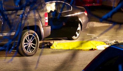 جثة أحد ضحايا اطلاق النار. أ ب