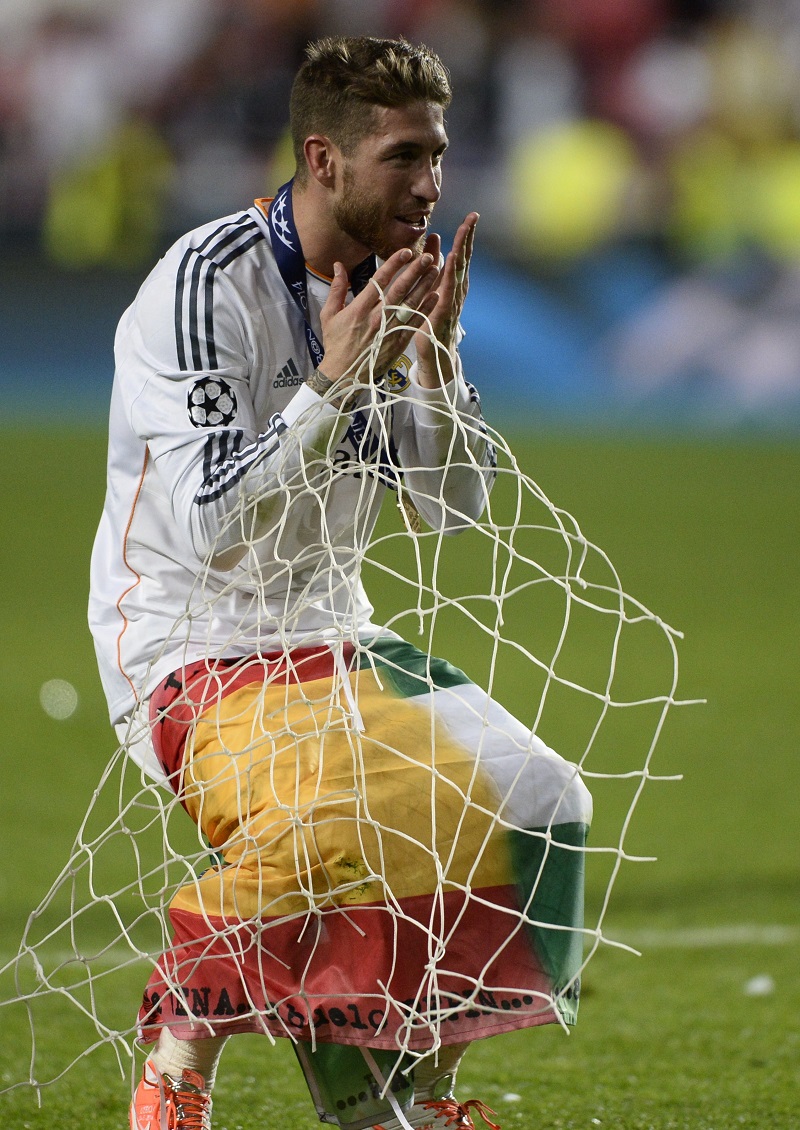 راموس يمزق شبكة المرمى التي سجل فيها هدف التعادل قبل نهاية الوقت بدل الضائع من المباراة.