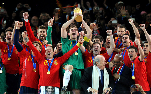 إسبانيا احتفلت بالتاج العالمي في 2010 وتأمل في ثنائية تاريخية على غرار البرازيل وإيطاليا. أرشيفية