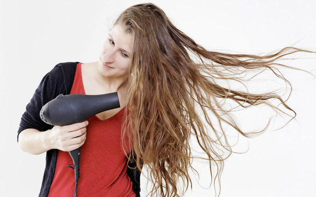 استخدام مجفف الشعر على درجة ساخنة للغاية يُلحق تلفيات شديدة بالشعر. د.ب.أ