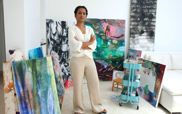 عائشة جمعة وصفت الفن المفاهيمي بساحة مفتوحة تماماً. تصوير: أسامة أبوغانم