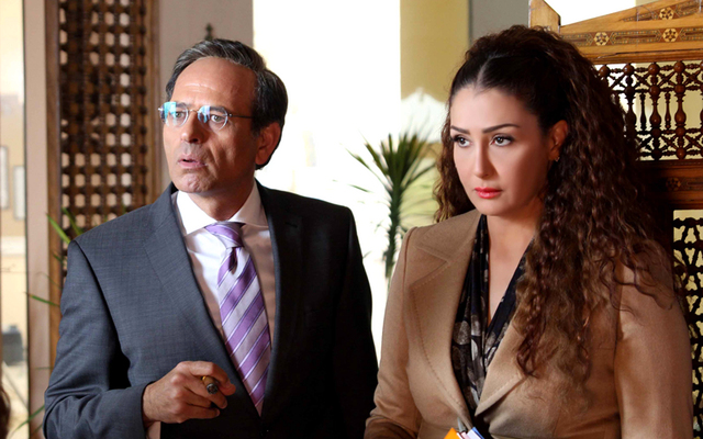 «السيدة الأولى» تقوم بدورها الفنانة غادة عبدالرازق، بينما يلعب الفنان ممدوح عبدالعليم دور الرئيس. من المصدر