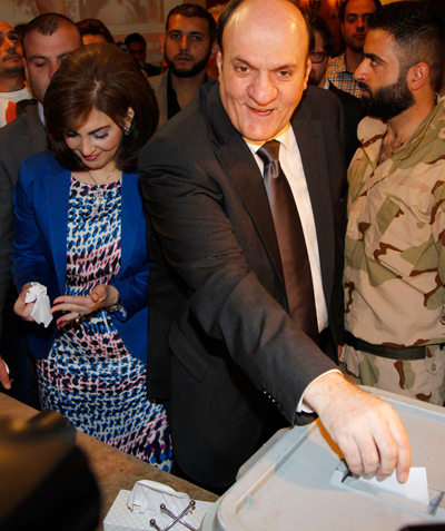 حسان النوري يدلي بصوته. رويترز