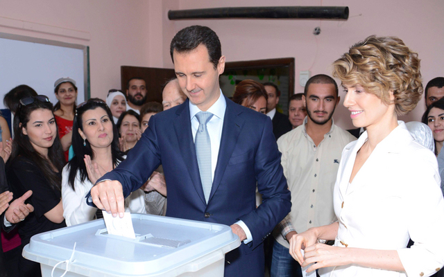 صورة بثتها «سانا» للأسد وزوجته يدليان بصوتيهما في مركز مدرسة الشهيد نعيم معصراني في حي المالكي وسط دمشق. رويترز