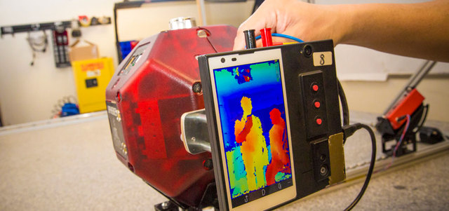 الهاتف فيه كاميرا تعمل بالأشعة تحت الحمراء لاستشعار العمق والأبعاد المختلفة. أرشيفية