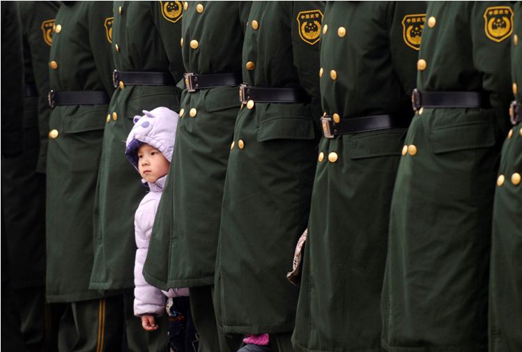 يتطلع بحزم إلى غده "الأخضر".. طفل صيني حشر نفسه بين أفراد قوات الأمن أثناء مسيرة للاحتفال بمهرجان المصابيح في تشانغتشى-رويترز