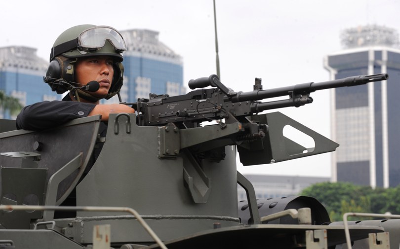 قف، الإرهاب ممنوع.. أحد أفراد قوى الأمن يحرس مركز مكافحة الإرهاب في إندونيسيا-أ.ف.ب