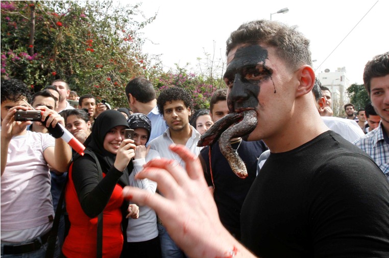 "يأكل رأس الحية وجسدها".. عنصر في الجيش اللبناني يستعرض مهاراته القتالية أمام مجموعة من الطلبة الجامعين-أ.ب