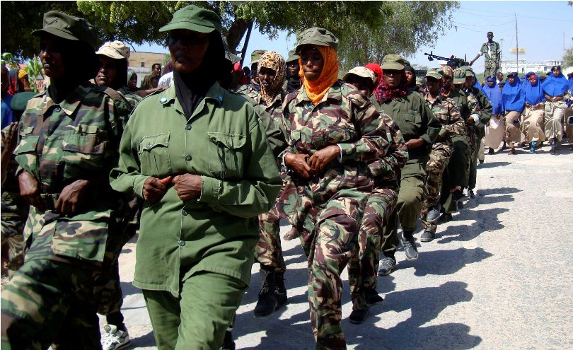 متساويات في عيدهن.. مجموعة من النساء المنضويات تحت لواء الجيش الصومالي يحتفلن بيوم المرأة العالمي في محيط القصر الرئاسي-رويترز