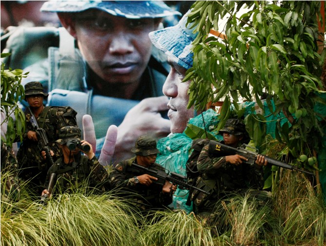 "لعيون القائد".. الجيش الفليبيني يكرم قائده الجديد عبر احتفال عسكري لا يخلو من المخاطر-أ.ب