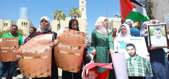 فلسطينيون خلال تظاهرة في بيت لحم دعماً للأسرى المضربين عن الطعام.  أ.ف.ب