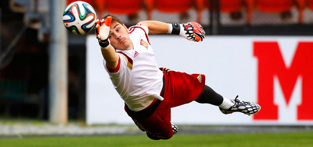 كاسياس يعود إلى التحدي نفسه الذي أنهى به مونديال 2010 أمام الهولنديين اليوم. رويترز