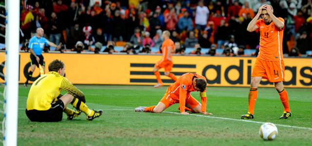 الهولنديون يتذكرون بمرارة كبيرة هدف أنييستا الذي أهدى إسبانيا لقب 2010 وضيّع عليهم فرصة التتويج للمرة الأولى في تاريخهم. أرشيفية