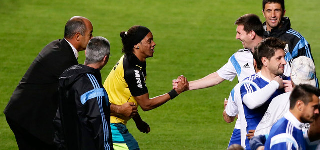 شبيه رونالدينيو يسارع إلى تحية ميسي واحتضانه. إي.بي.إيه