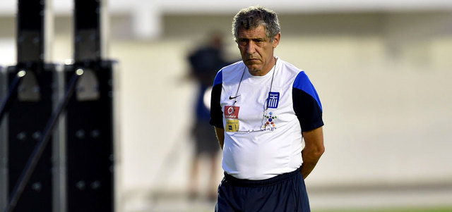 مدرب اليونان البرتغالي سانتوس يحلم بتكرار إنجاز الألماني ريهاغل في «يورو 2004». إي.بي.إي