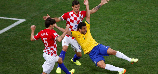 نجم البرازيل فريد يسقط داخل منطقة الجزاء ويمنح السامبا فرصة للتقدم على المنتخب الكرواتي. رويترز