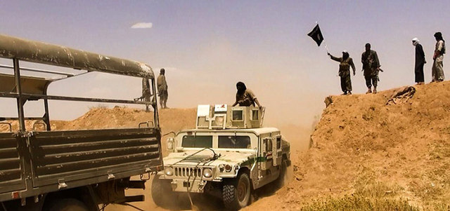 صورة بثها موقع «البركة» على «تويتر» تظهر إدخال «داعش» آليات عسكرية من العراق إلى محافظة الحسكة السورية. أ.ف.ب