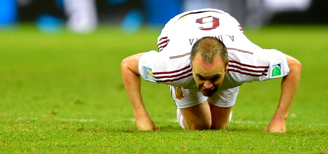 إنييستا عاش وقتاً عصيباً خلال مجريات مباراة هولندا وهو يتابع الأهداف الخمسة. أ.ب