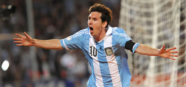 ميسي يحمل مسؤولية كبيرة أمام جماهير شعبه لتعويض المشاركة الضعيفة في 2010. أ.ف.ب