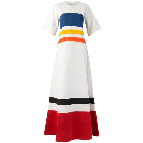 الموديلات الطويلة «الماكسي» نجمة الفساتين الصيفية هذا الموسم. د.ب.أ