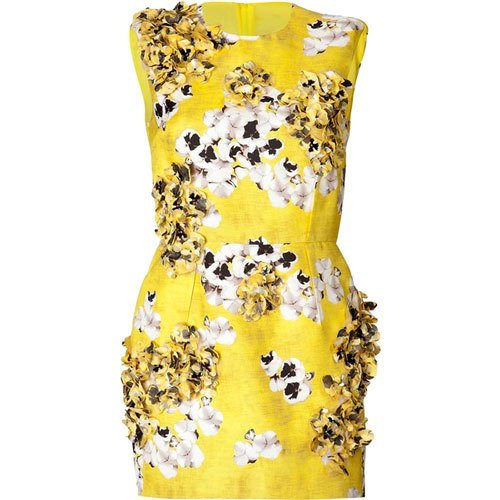 الفساتين تزهو بالألوان المبهجة وتزدان بالمطبوعات ونقوش الزهور. د.ب.أ