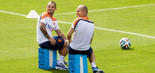 روبن وشنايدر يستمتعان بوقتهما خلال تدريب هولندا قبل لقاء أستراليا اليوم. إي.بي.إيه