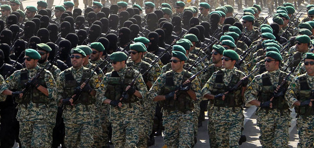 قوات من الجيش الإيراني خلال أحد الاحتفالات العسكرية.  أرشيفية