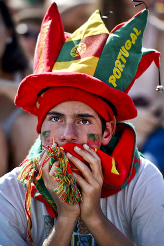 مشجع برتغالي تعرض لصدمة كبرى بعد الخسارة المدوية لمنتخب بلاده من الألمان. أ٫ف٫ب