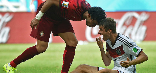 بيبي اعتدى على مولر وعرّض البرتغال لنقص عددي في وقت صعب أمام الألمان وأسهم في خسارتهم القاسية. أ.ف.ب