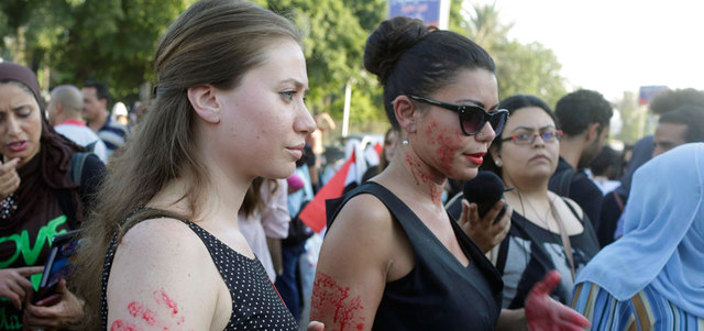 متظاهرات صبغن أذرعهن بالأحمر.

رويترز