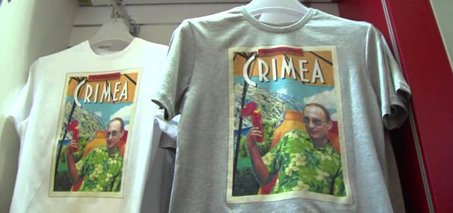 الصورة تمجّد بوتين بطلاً لأنه أعاد القرم إلى الحضن الروسي.