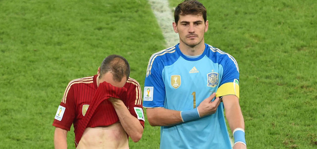 التأثر بادٍ على كاسياس وإنييستا بعد الخروج الحزين على يد تشيلي من مونديال البرازيل. رويترز