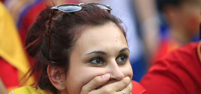 مشجعة إسبانية صدمت من الأداء المخيب لمنتخب بلادها في البرازيل والوداع السريع لحامل اللقب العالمي. إي.بي.إيه