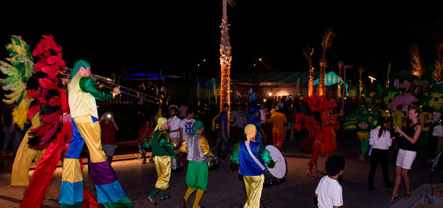 جانب من الكرنفالات والاحتفالات في دبي على الطريقة المونديالية. الإمارات اليوم