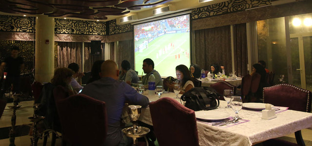 جمهور يتابع منافسات كأس العالم في أحد مطاعم دبي. الإمارات اليوم