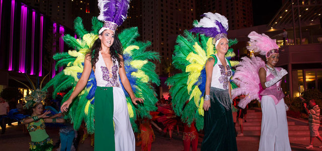 فتيات يستعرضن بلباس السامبا أمام أحد المطاعم في دبي. الإمارات اليوم