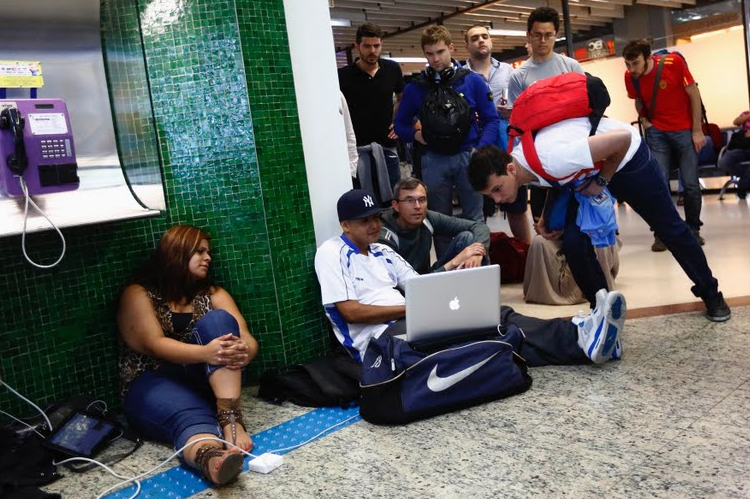 عندما يبدأ تدفق الحماس في العروق نتيجة لانطلاق مونديال كأس العالم، فإنه لا يوجد ما يوقفه، مهما كانت الظروف فإن مشاهدة الكأس تكون لها الأولوية القصوى - رويترز