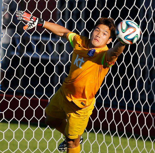 حارس كوريا سونغ ريونغ خلال التدريبات قبل لقاء الجزائر. أ.ف.ب